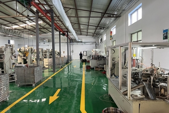 Yueding production workshop - large-scale manufacturing of exhaust clamp and hose clamp