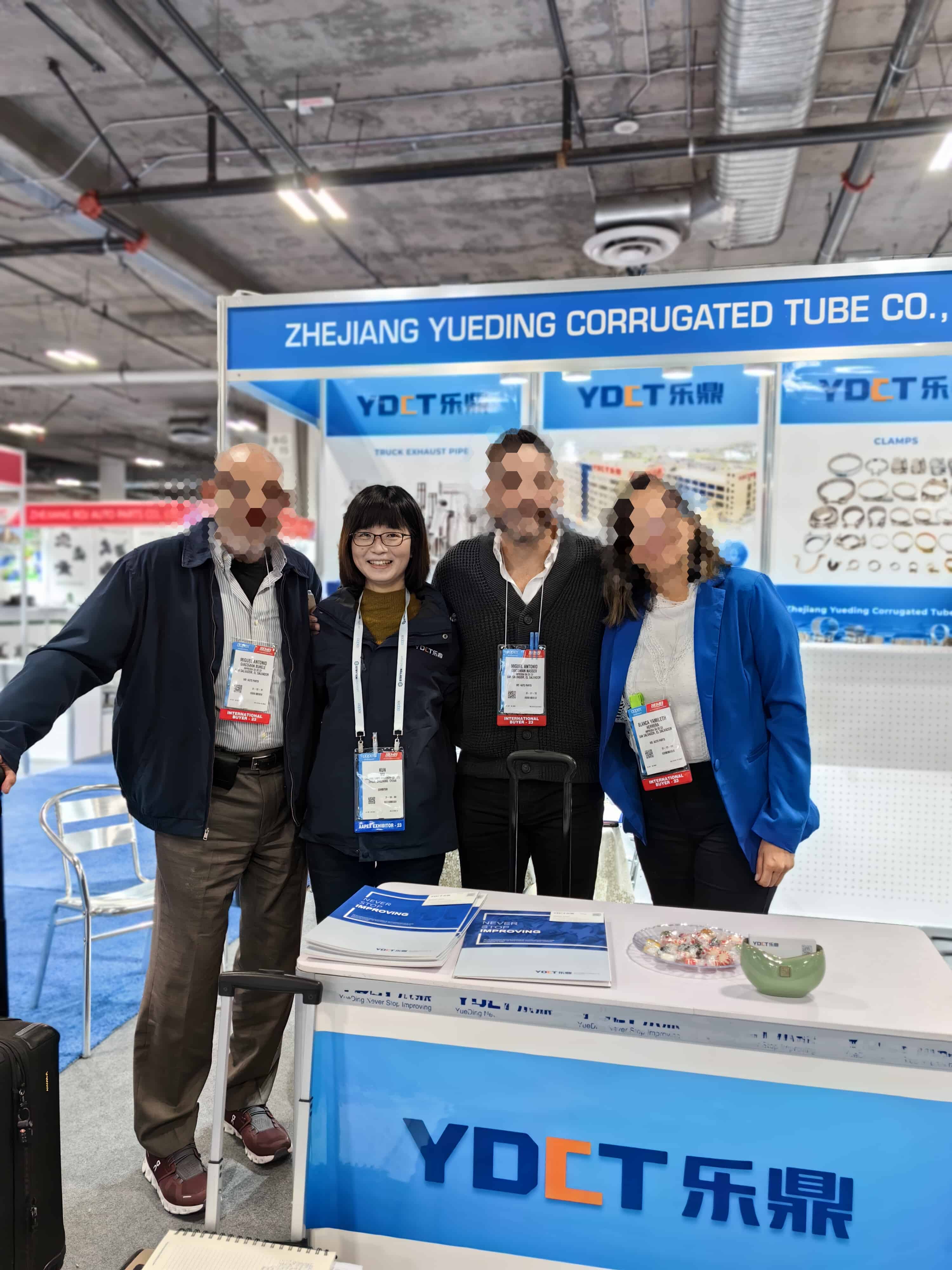 Take a photo with the client at the exhibition.