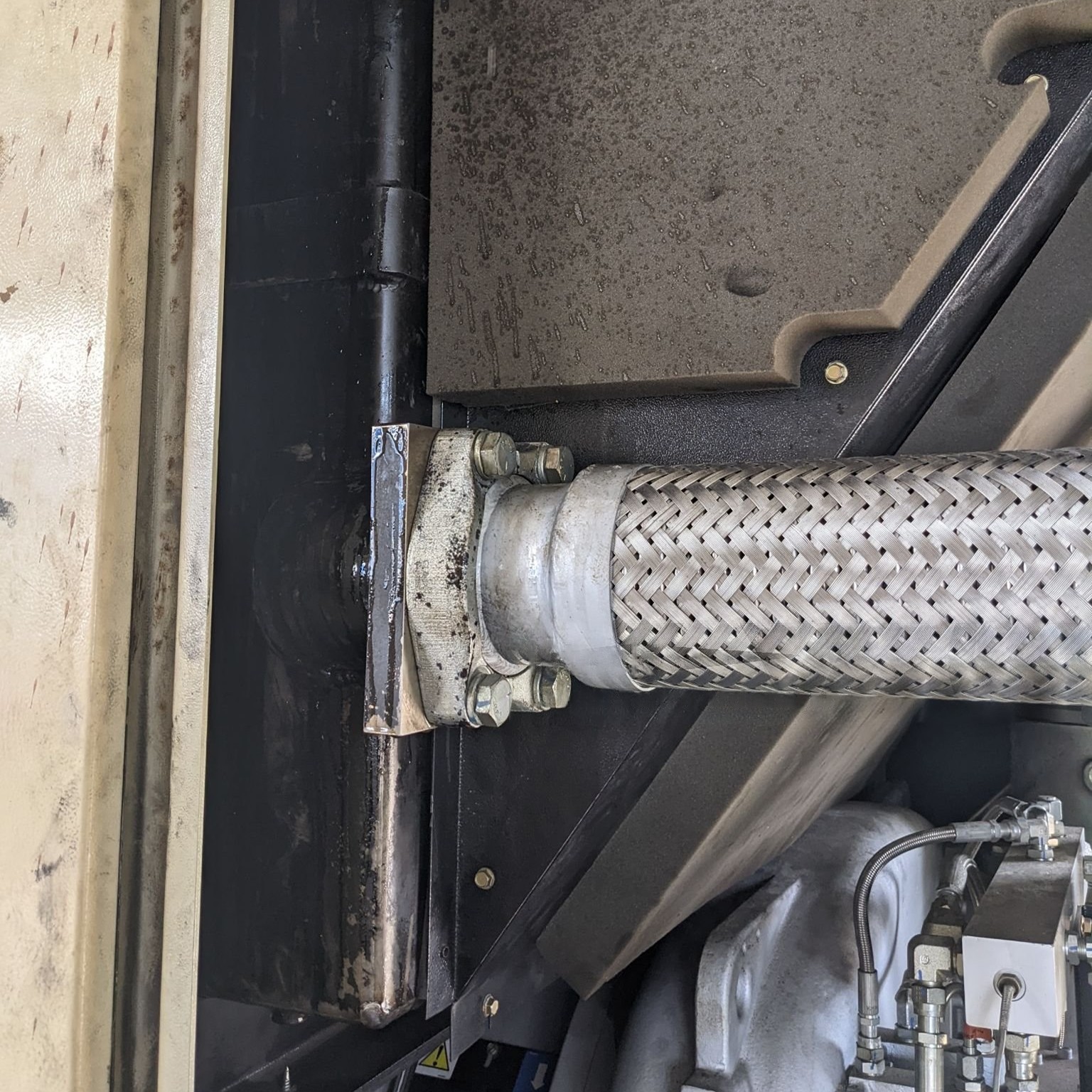 Mechanical system exhaust flexible pipe