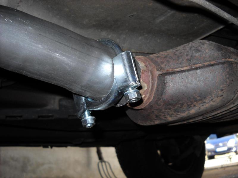 U clamp connects the muffler and the exhaust pipe