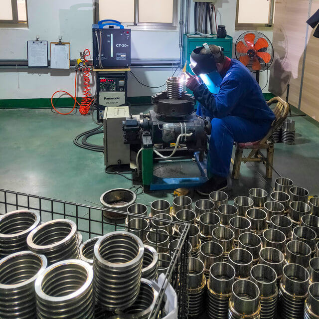 on-site manual TIG welding of 304 stainless steel exhaust bellows flanges