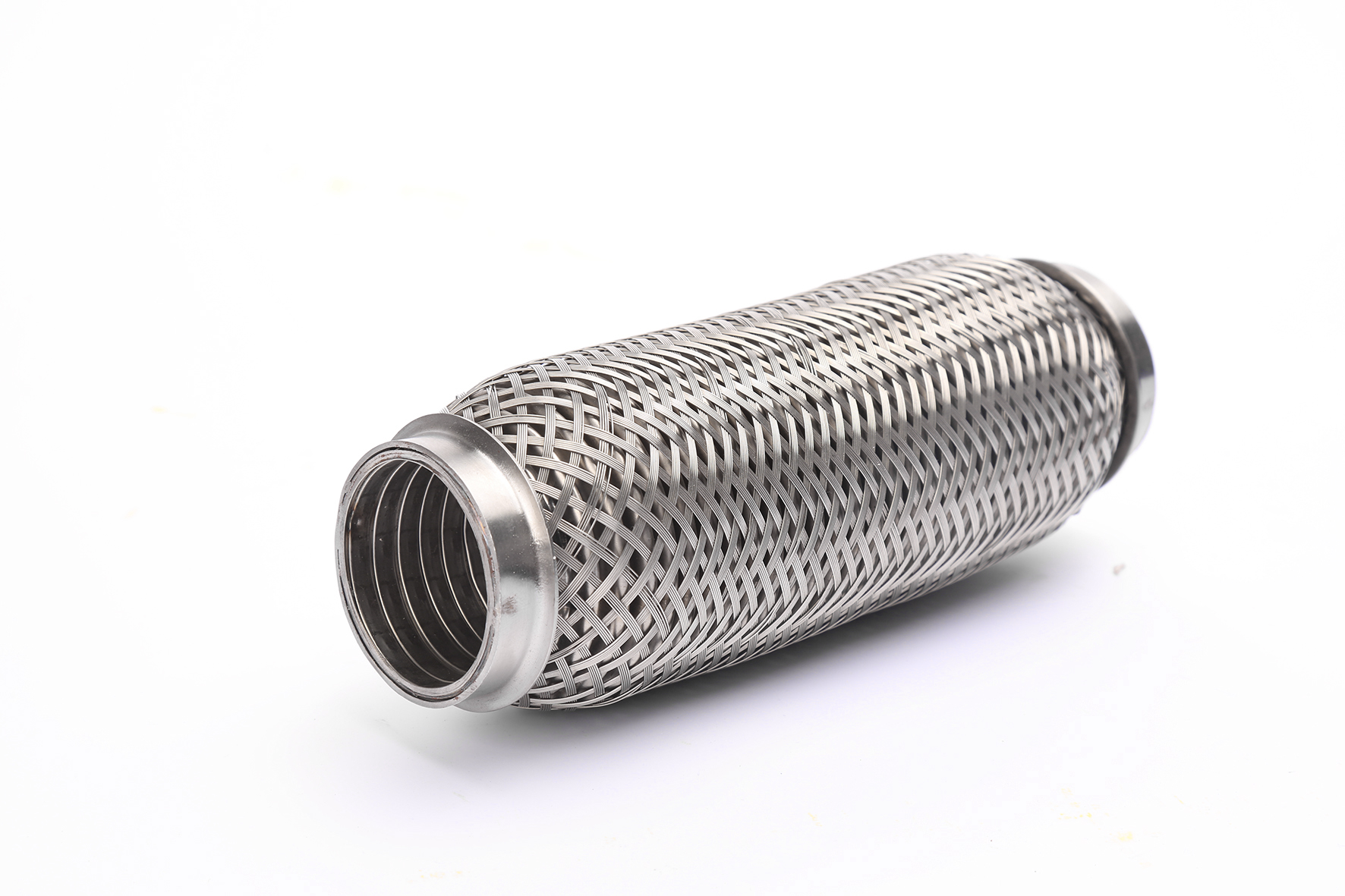 Exhaust flex pipe with sparse braid