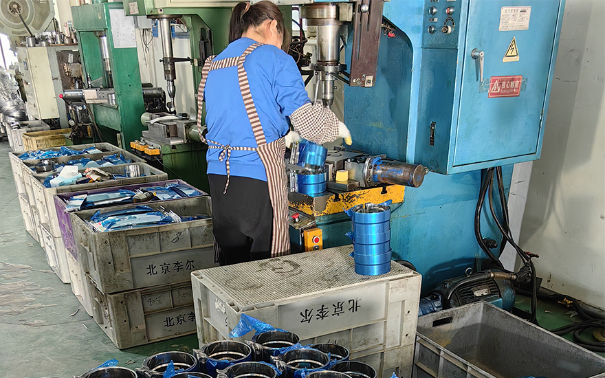 0_0004_Clamp Stamping