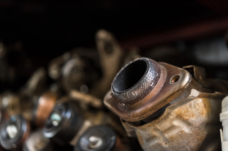 Exhaust flange connection on an automotive exhaust component
