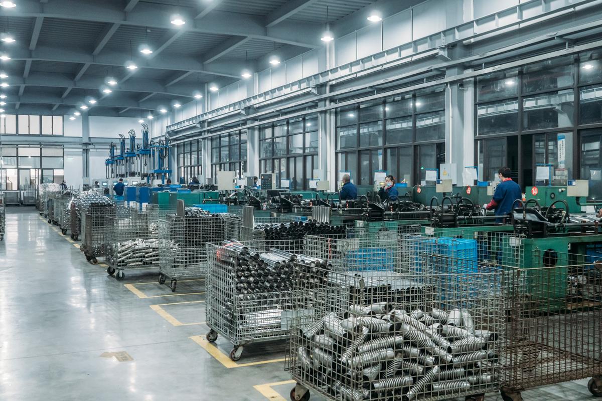 Exhaust flex pipe production workshop at Yueding factory