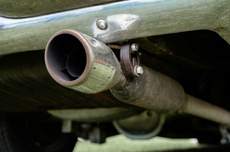 Exhaust pipe supported by a rubber exhaust hanger under a vehicle