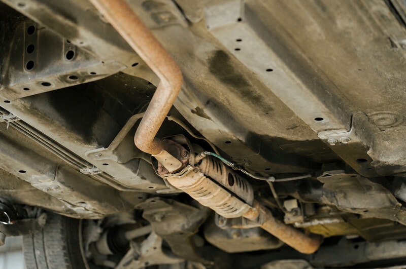 Catalytic converter installed in an automotive exhaust system